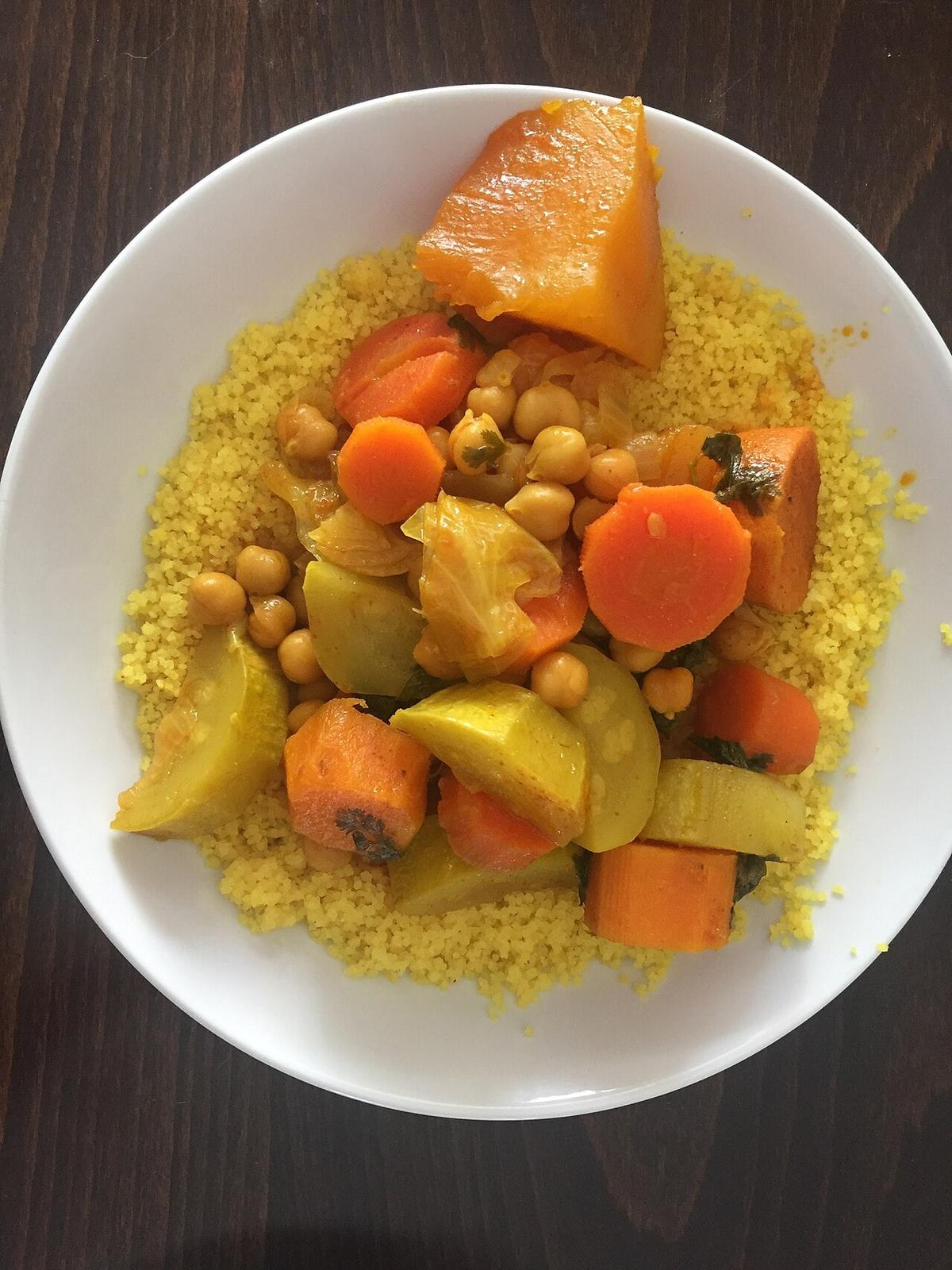 Couscous garniert mit Kichererbsen, Karotten, Kürbis, Zucchini und Kohl.