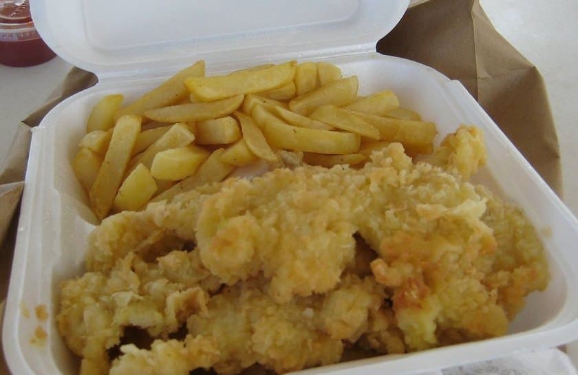 Morceaux de conch frits et frites dans une boîte à emporter non marquée.