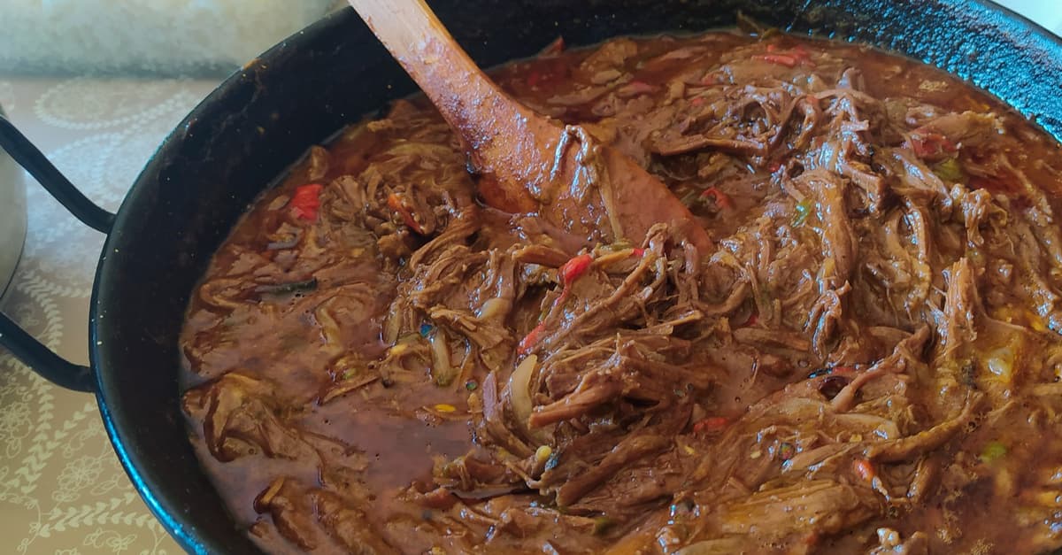 Рваная говядина в томатном соусе с перцем, рисом, фасолью и плантаном.