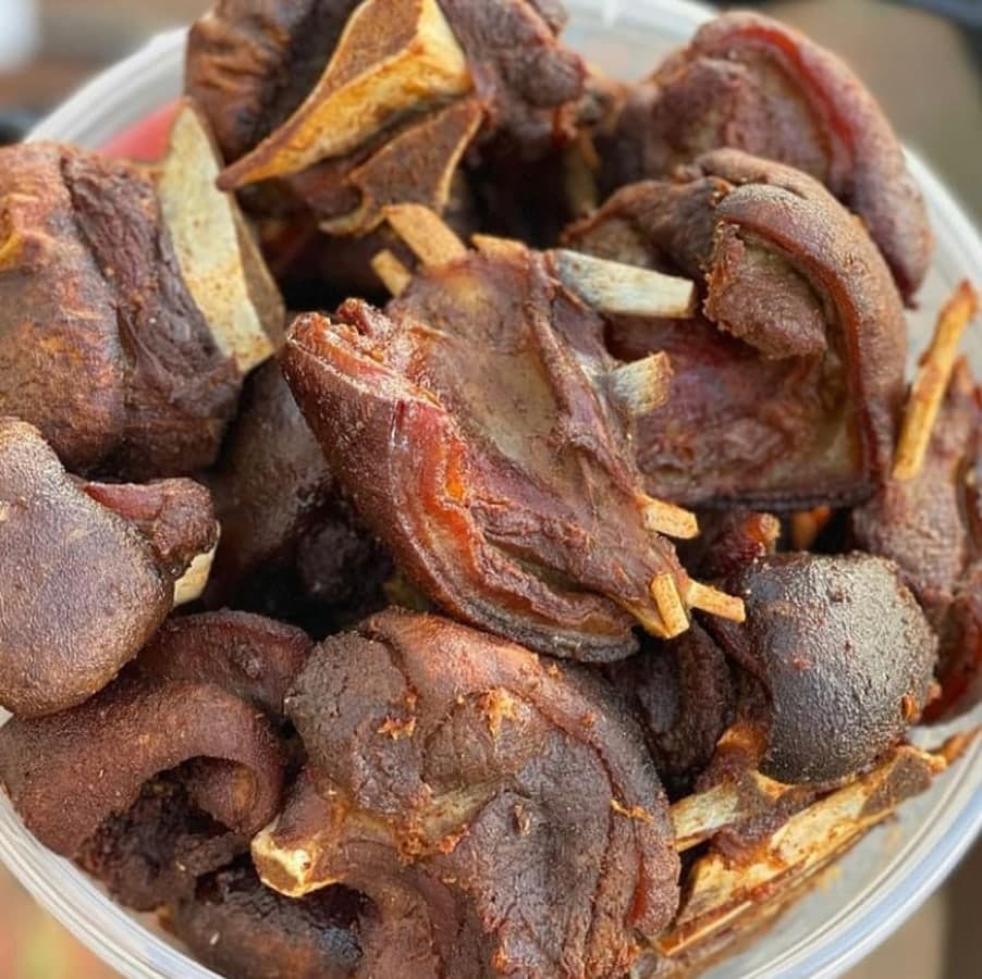 盘子上的炸山羊肉块。