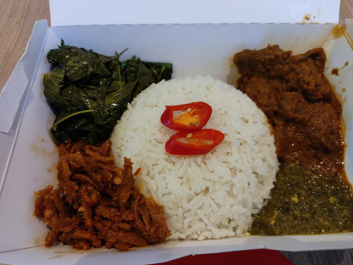 Рис с рендангом, зеленью, самбалом и несколькими гарнирами в коробке.
