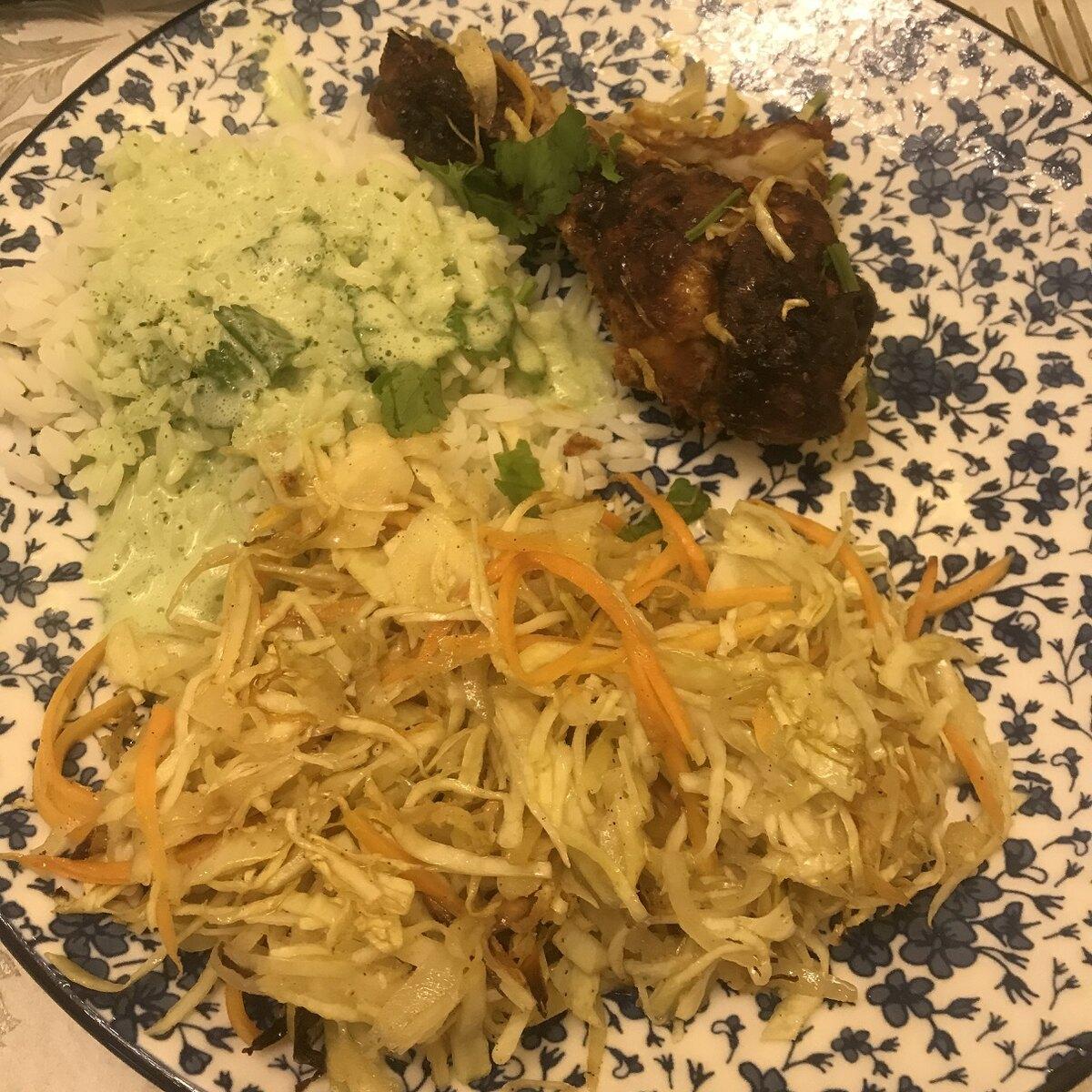 Prato de noodles fritos com vegetais, arroz, molho e um acompanhamento de peixe grelhado.