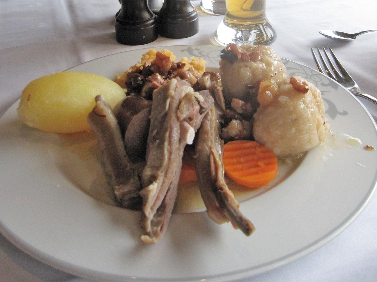 Teller mit gedünsteten Lammrippchen mit Steckrübenpüree und Kartoffeln.