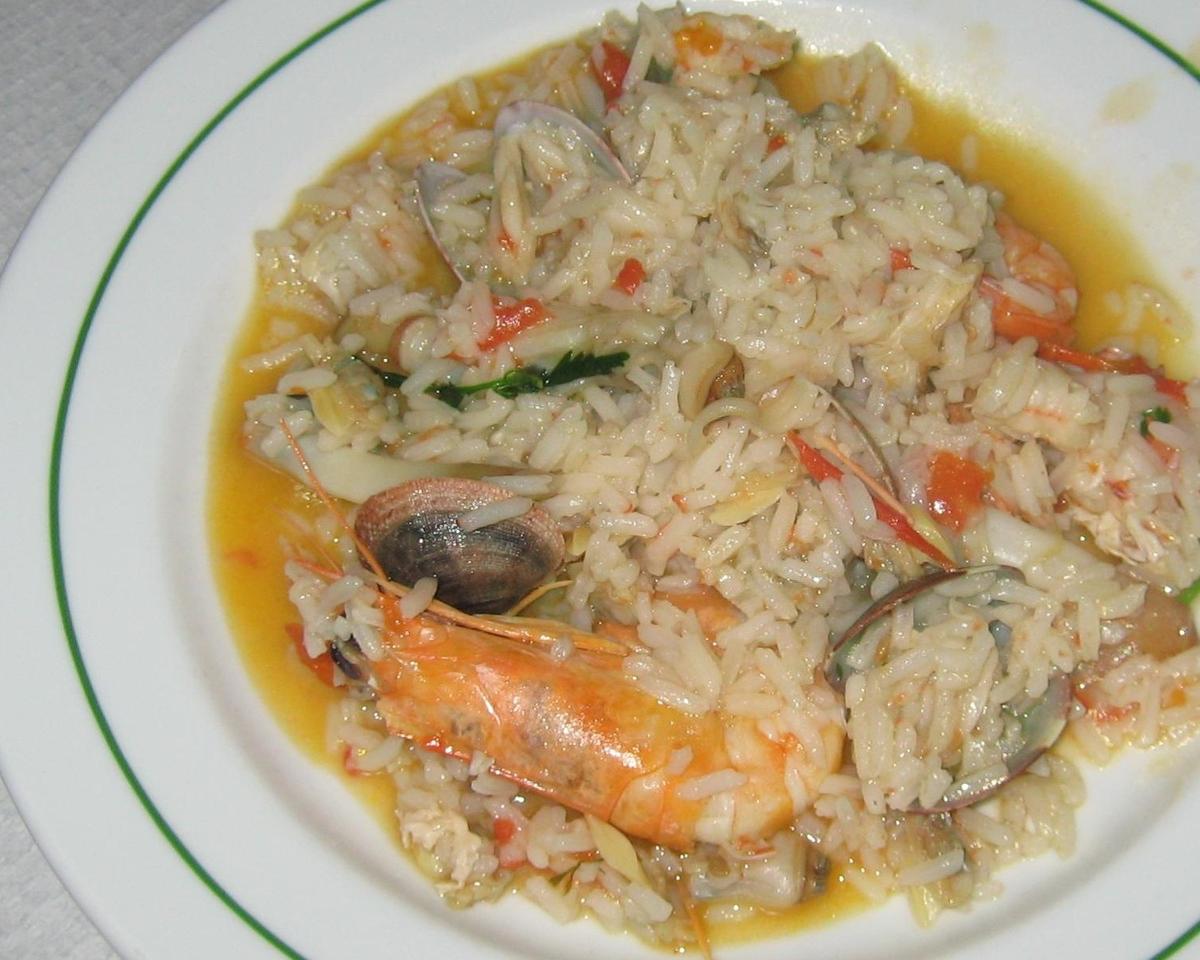 طبق من أرز المأكولات البحرية المرق مع الروبيان والمحار.