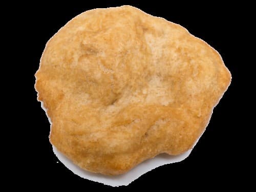暗い背景に置かれた丸い揚げ菓子。