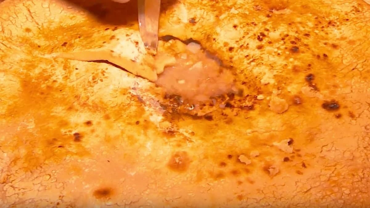 فطيرة لحم دائرية مقطوعة لإظهار حشوة لذيذة.