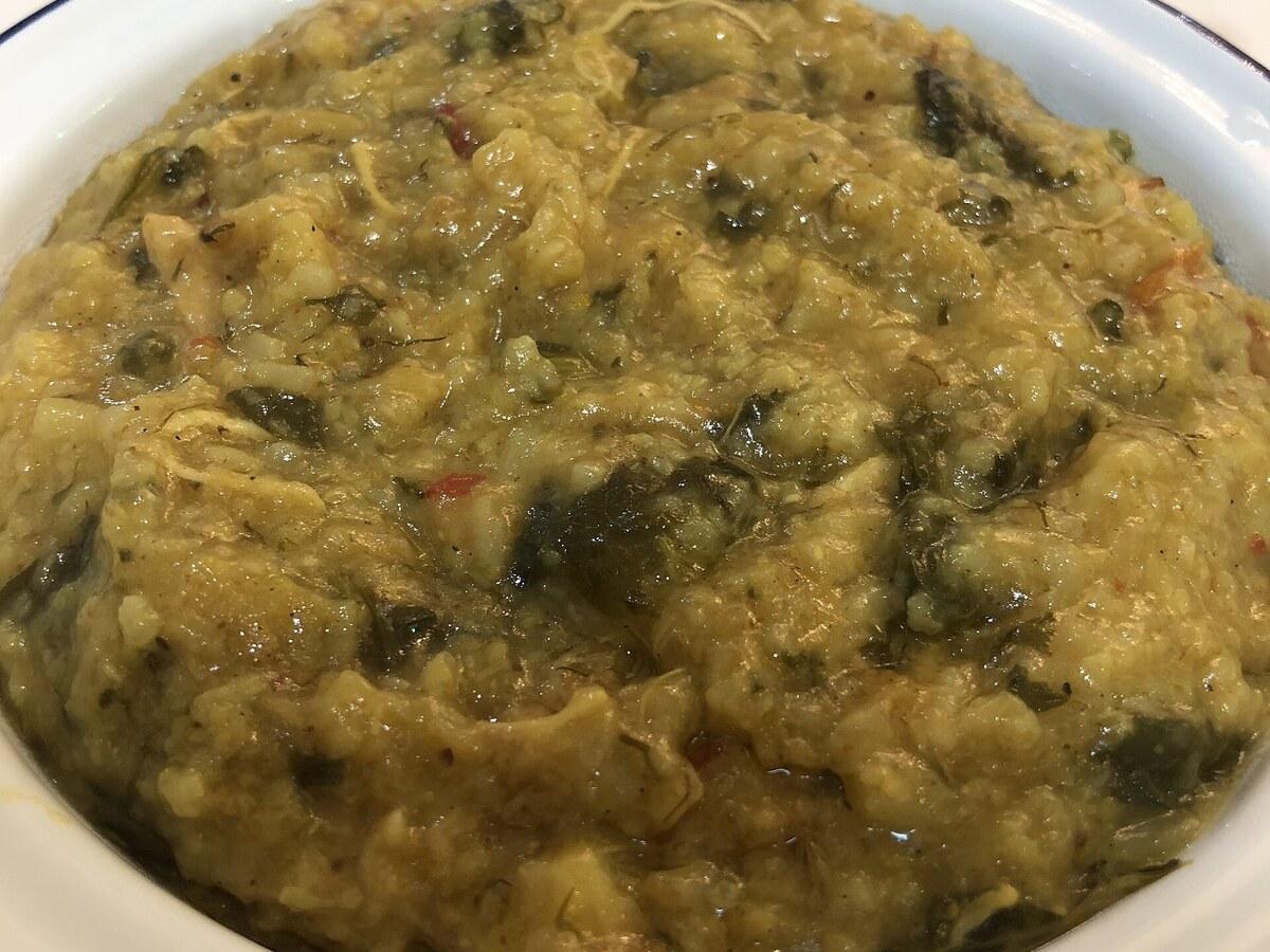 淺碗中盛著濃稠的雞肉米粥。