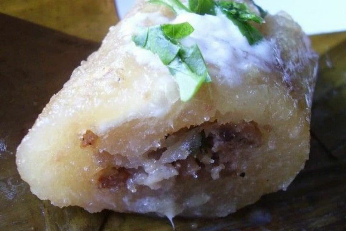 Paquet de manioc tranché avec une garniture de viande savoureuse.