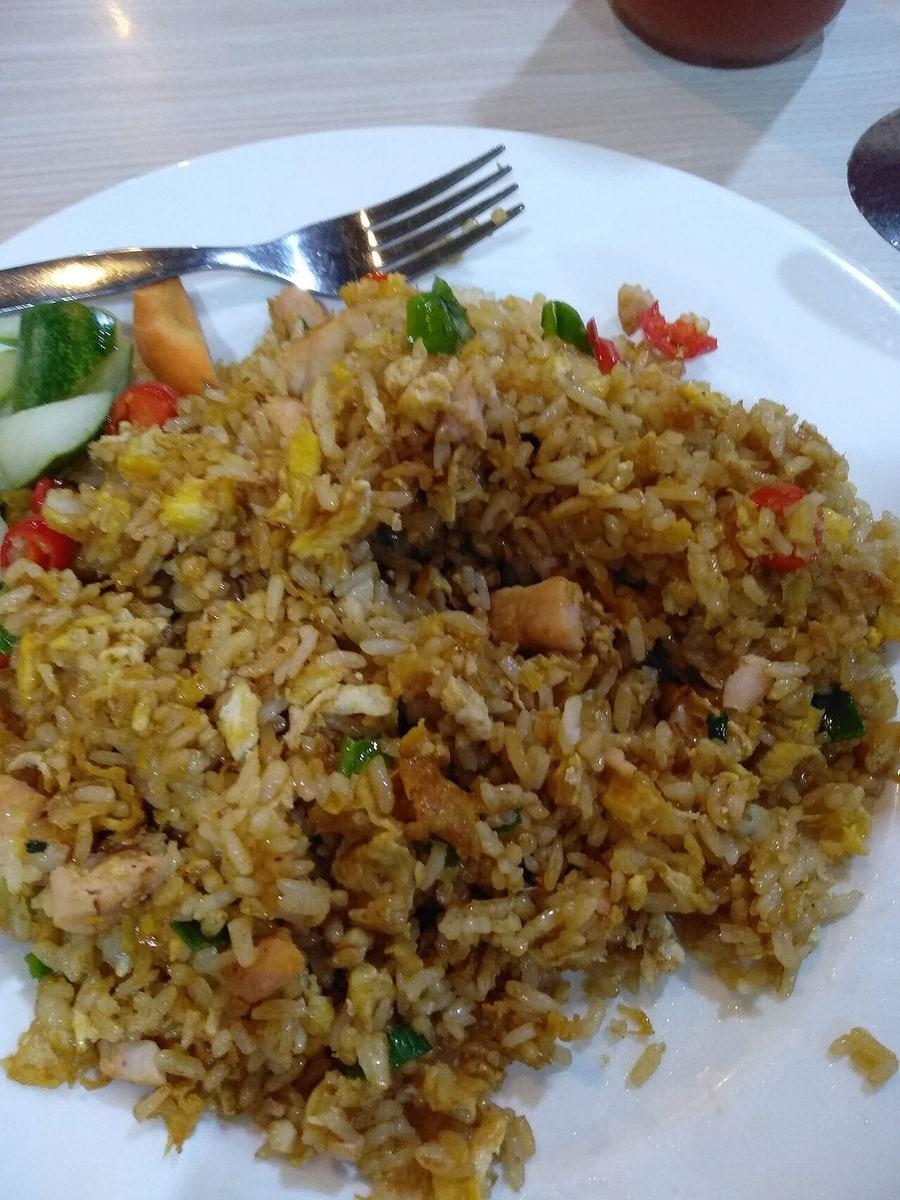 طبق أرز مقلي مع بيض وخضار وخيار وفلفل حار.