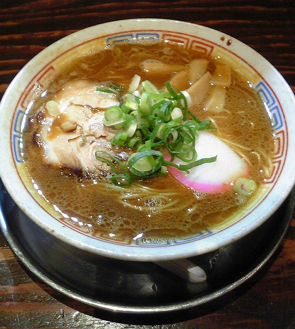 Eine Ramen-Schüssel mit Schweineknochen-Soja-Brühe, Schweinefleischscheiben, Bambussprossen, Frühlingszwiebeln und Fischkuchen.