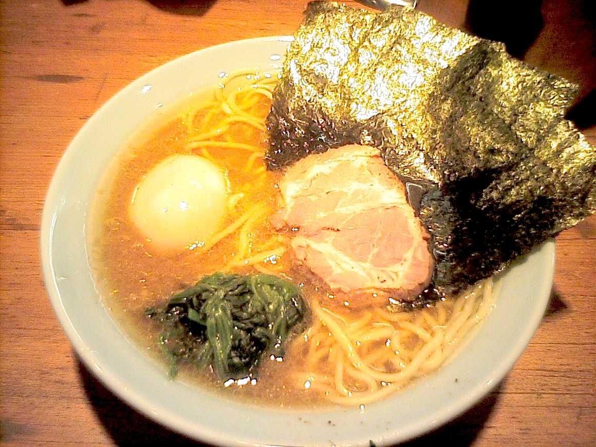 Eine Ramen-Schüssel mit Schweinefleisch, Seetang, Spinat, Nudeln und einem weichen Ei.