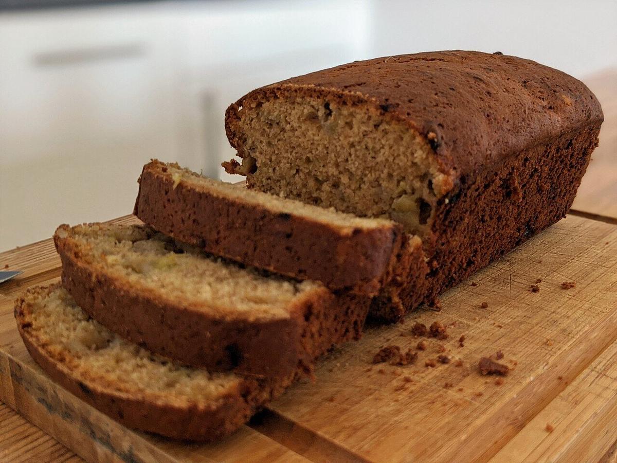 Rebanadas de pan de plátano sobre una tabla de madera.