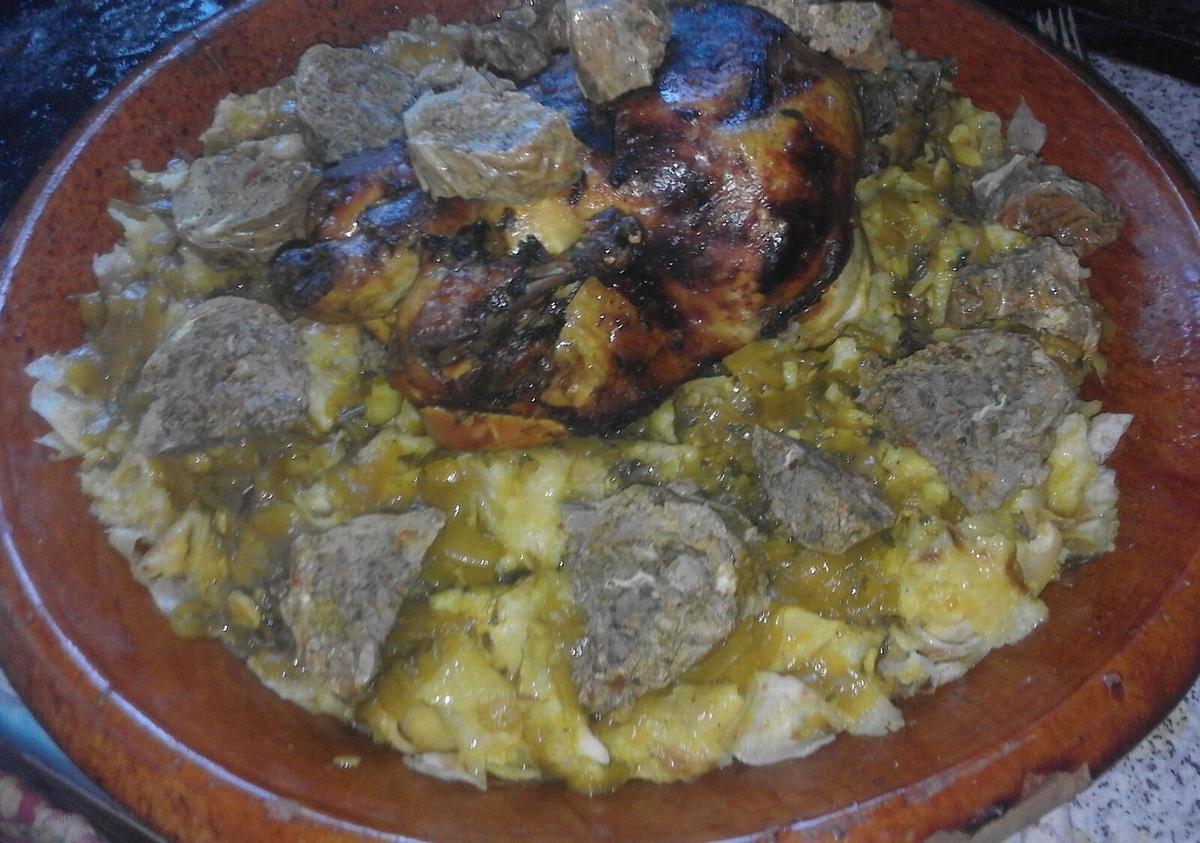 طبق كبير من الخبز المفتت المغموس في الصلصة مع الدجاج والعدس.