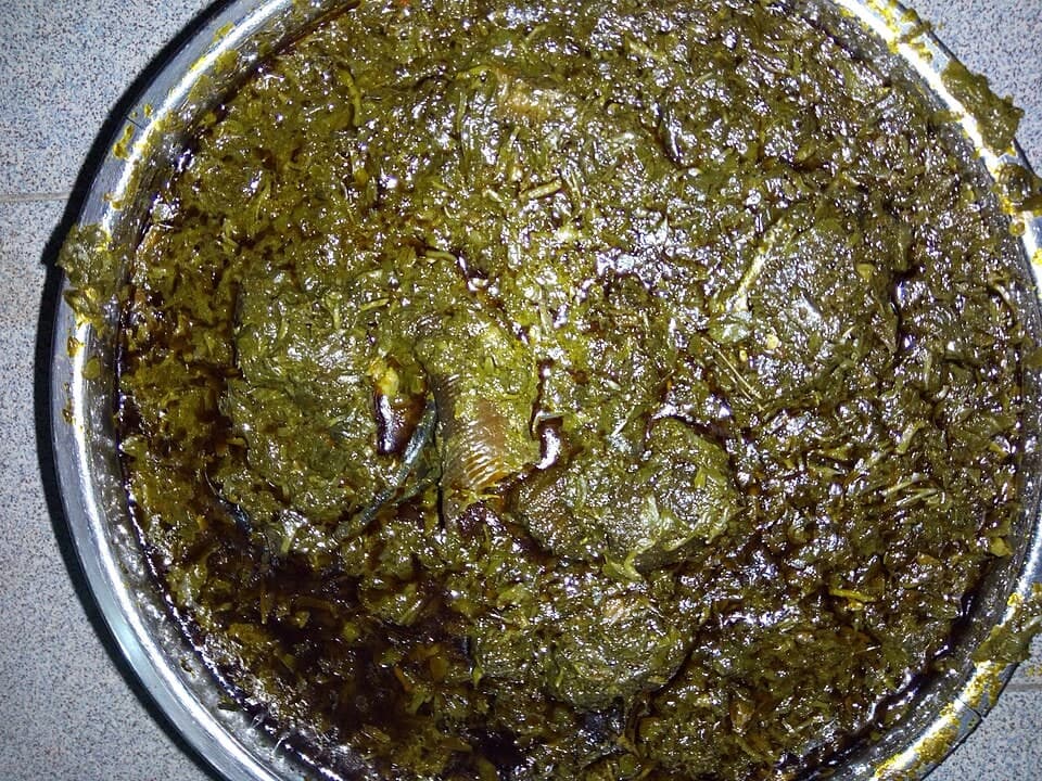 Dicke dunkelgrüne Blattsuppe in einer Glasschüssel.