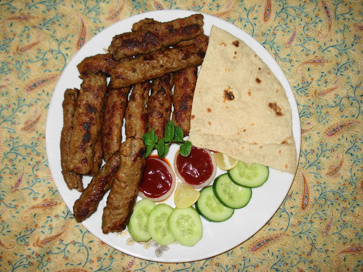 Grilled minced-meat kebabs served with onion and flatbread.