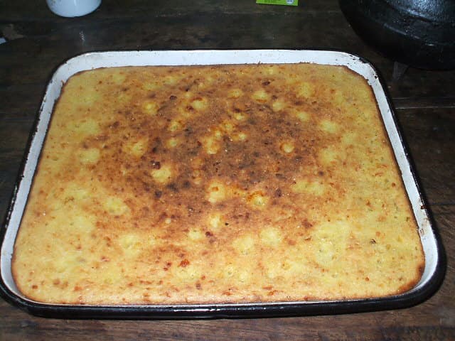 Gebackene rechteckige Form von goldenem herzhaftem Maismehl- und Käsekuchen.