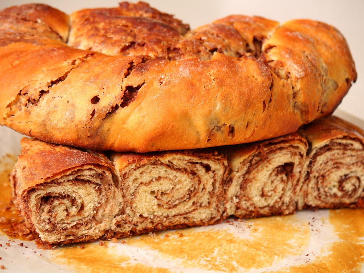 Grande pâtisserie en spirale saupoudrée de sucre glace.