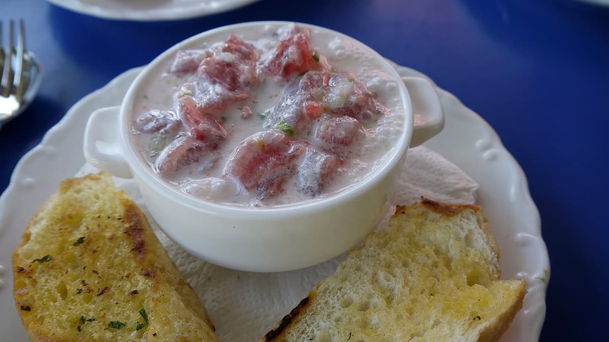 Roher Fischsalat in Kokosnussdressing, serviert in einer Schüssel.