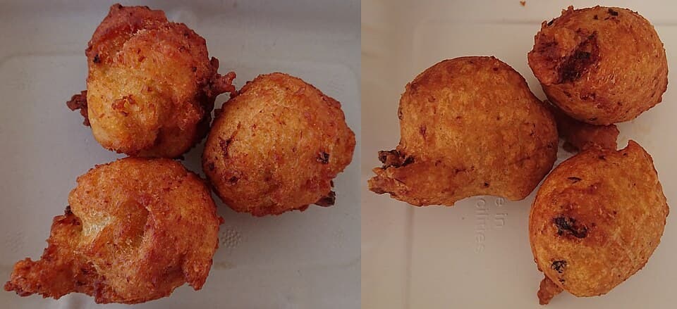 Mehrere runde goldene Muschel-Fritter auf einfachem Hintergrund angeordnet.